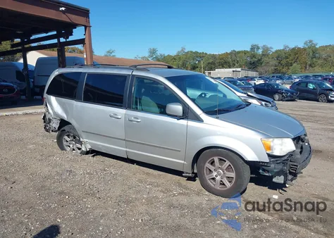 2010 Chrysler Town & Country Touring from USA, damaged, VIN 2A4RR5D16AR176131